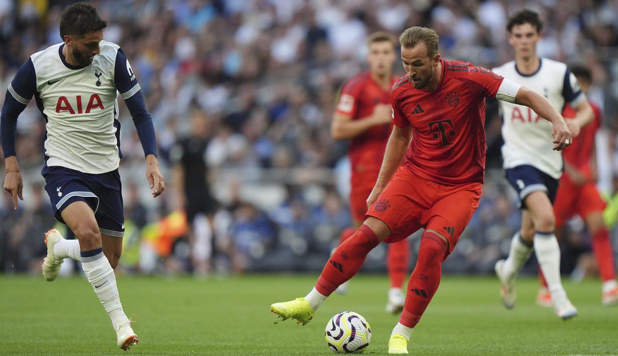 Pemain Bayern Munchen, Harry Kane (kanan) mengontrol bola pada laga persahabatan melawan Tottenham Hotspur di Tottenham Hotspur Stadium, London, Inggris, Minggu (11/08/2024) dini hari WIB. (AP Photo/PA/Bradley Collyer)