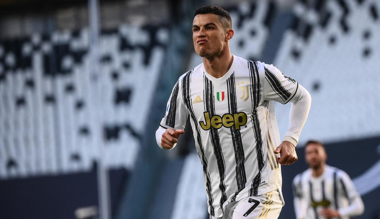 Cristiano Ronaldo. Striker MU yang pernah 3 musim berseragam Juventus mulai 2018/2019 hingga 2020/2021 ini menjadi top skor Liga Italia di musim terakhirnya pada 2020/2021. Ia total mencetak 26 gol untuk Juventus di musim tersebut dimana usianya telah menginjak 35 tahun. (AFP/Marco Bertorello)