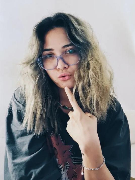 <p>Dalam beberapa foto yang diunggah ke akun media sosialnya, Dinda Kanya Dewi tampaknya sangat menyukai kacamata dengan lensa lebar. (Instagram/dindakanyaa)</p>