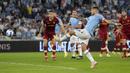 Lazio berpeluang menambah gol pada menit ke-37. Tembakan Ciro Immobile masih melenceng di sisi gawang Rui Patricio. (AP/Andrew Medichini)