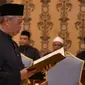 Muhyiddin Yassin menyatakan sumpah saat upacara pelantikannya sebagai Perdana Menteri Malaysia di Istana Negara, Kuala Lumpur, Minggu (1/3/2020). Upacara ini hanya satu pekan setelah Mahathir Mohamad mengundurkan diri sebagai PM Malaysia. (MASZUANDI ADNAN/MALAYSIA'S DEPARTMENT OF INFORMATION/AFP)