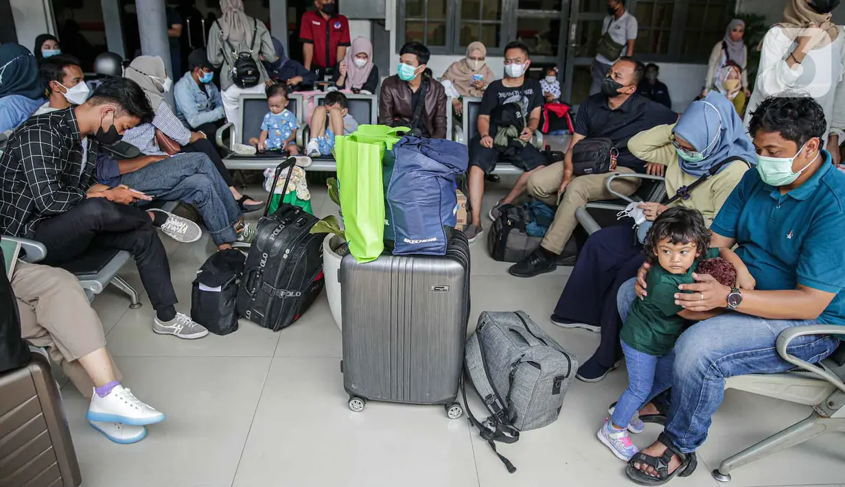 <p>Pemudik menunggu jadwal keberangkatan kereta mereka di Stasiun Pasar Senen, Jakarta, Selasa (26/4/2022). Sepekan menjelang Lebaran, lonjakan jumlah penumpang kereta api sudah mulai terlihat pada Selasa siang ini, dan diperkirakan akan terus bertambah hingga 30 April atau H-2 Idul Fitri. (Liputan6.com/Faizal Fanani)</p>