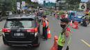 Petugas gabungan menghentikan pengendara mobil yang hendak menuju Puncak di Simpang Gadog, Bogor, Kamis (24/12/2020). Polisi bakal menutup jalur Puncak guna mengantisipasi lonjakan volume kendaraan dan penyebaran Covid-19 seiring peringatan malam tahun baru. (merdeka.com/Arie Basuki)