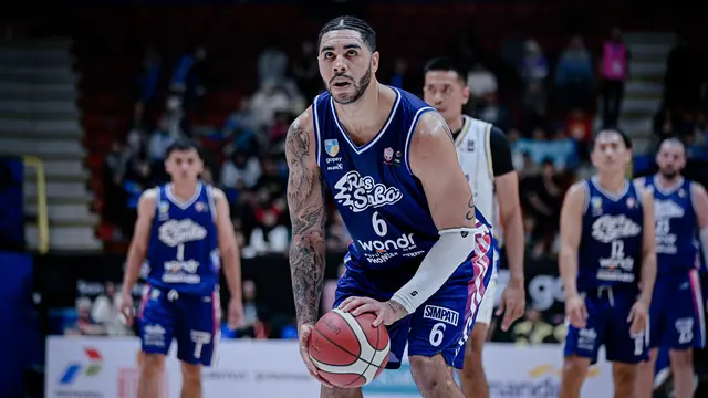 Pemain Rans Simba Bogor Aaron Fuller saat melawan Satria Muda di laga IBL 2026