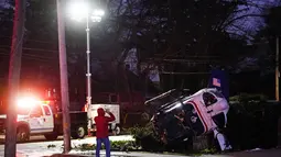 Helikopter medis yang jatuh di dekat Gereja Drexel Hill United Methodist Church di Drexel Hill, Philadelphia, Pennsylvania, AS (11/1/2022). Helikopter medis itu membawa empat penumpang yang terdiri dari satu balita dan tiga orang dewasa tidak mengalami luka parah. (AP Photo/Matt Rourke)