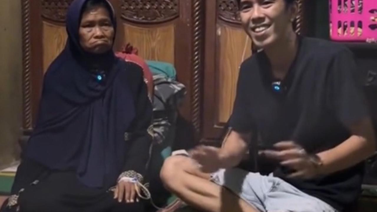 Pengemis wanita yang viral tersebut diketahui bernama Ibu Mbal. Ia tinggal di Bogor bersama keluarganya.