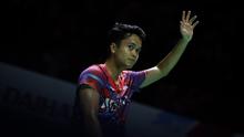 Reaksi kecewa pebulutangkis tunggal putra Indonesia, Anthony Sinisuka Ginting setelah kalah dari pebulutangkis tunggal putra China, Shi Yu Qi saat laga 16 besar Indonesia Masters 2023 di Istora Senayan, Jakarta, Kamis (26/01/2023). Anthony Sinisuka Ginting kalah dua game langsung, 19-21, 16-21. (Bola.com/Bagaskara Lazuardi)