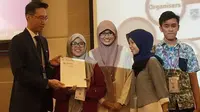 Prosesi penyerahan hadiah juara dua kepada Tim Teknik Informatika TelU dengan aplikasi Jantung dalam Telemedicine Innovation Challenge di Malaysia (Sumber: Istimewa)