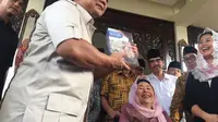Prabowo Subianto mendapat buku dari Sinta Nuriyah (Liputan6.com/M Radityo)