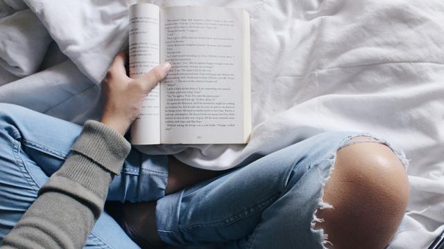 Ilustrasi membaca buku