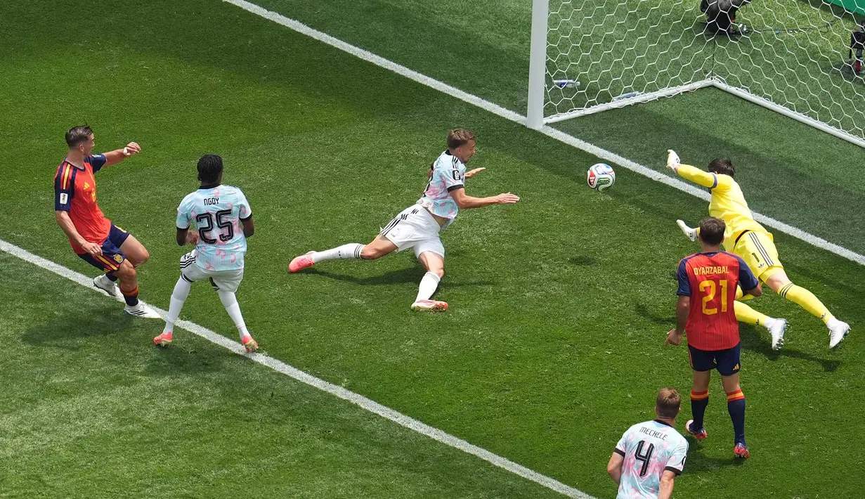 Pemain Spanyol Fabian Ruiz mencetak gol pertama selama pertandingan perempat final Piala Dunia antara Spanyol dan Belgia di Inglewood, California, dekat Los Angeles, Jumat, 10 Juli 2026. (AP Photo/Marcio J. Sanchez)