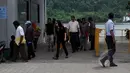 Keluarga terpidana mati kasus narkoba Rodrigo Gularter asal Brasil usai melakukan kunjungan di lapas Pasir Putih, Nusakambangan, Jateng, Kamis (5/3). Jelang eksekusi, keluarga terpidana mati mendatangi Lapas Pulau Nusakambangan. (Liputan6.com/Johan Tallo)