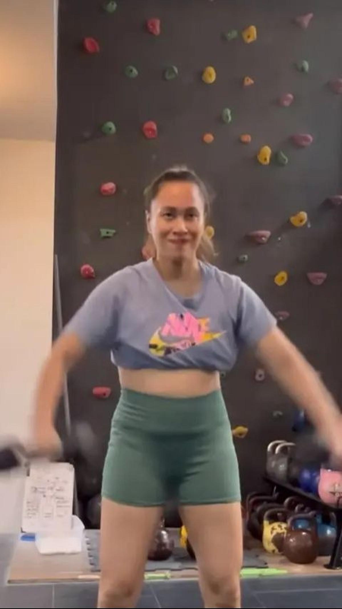 Lewat unggahan terbarunya, Inong Ayu tetap berolahraga di gym meskipun tengah berbadan dua.<br>