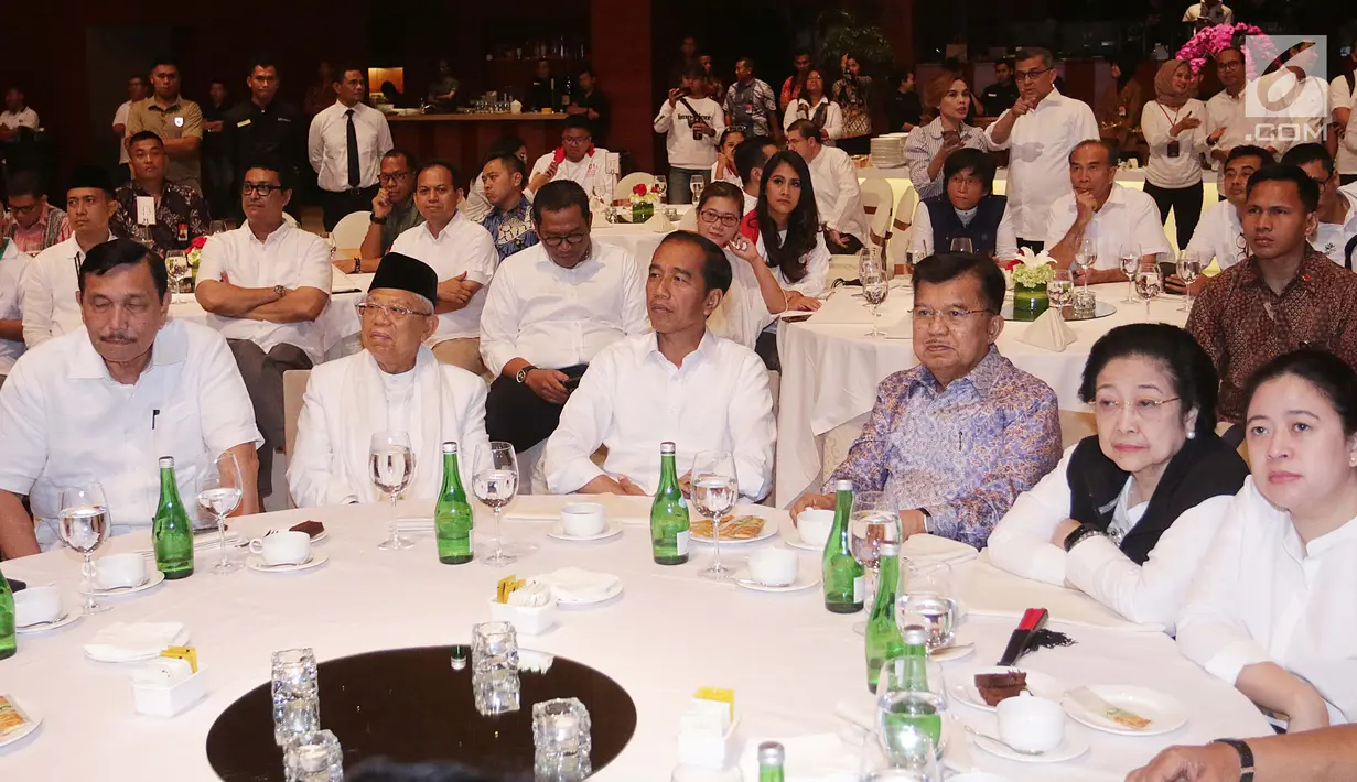 Capres-cawapres 01 Joko Widodo dan Ma'ruf Amin saat menyaksikan perhitungan suara versi hitung cepat di Jakarta, Rabu (17/4). Meskipun unggul Jokowi-Ma'ruf meminta pendukungnya tetap menunggu penghitungan resmi KPU atas hasil perolehan suara Pilpres 2019.(Liputan6.com/Angga Yuniar)