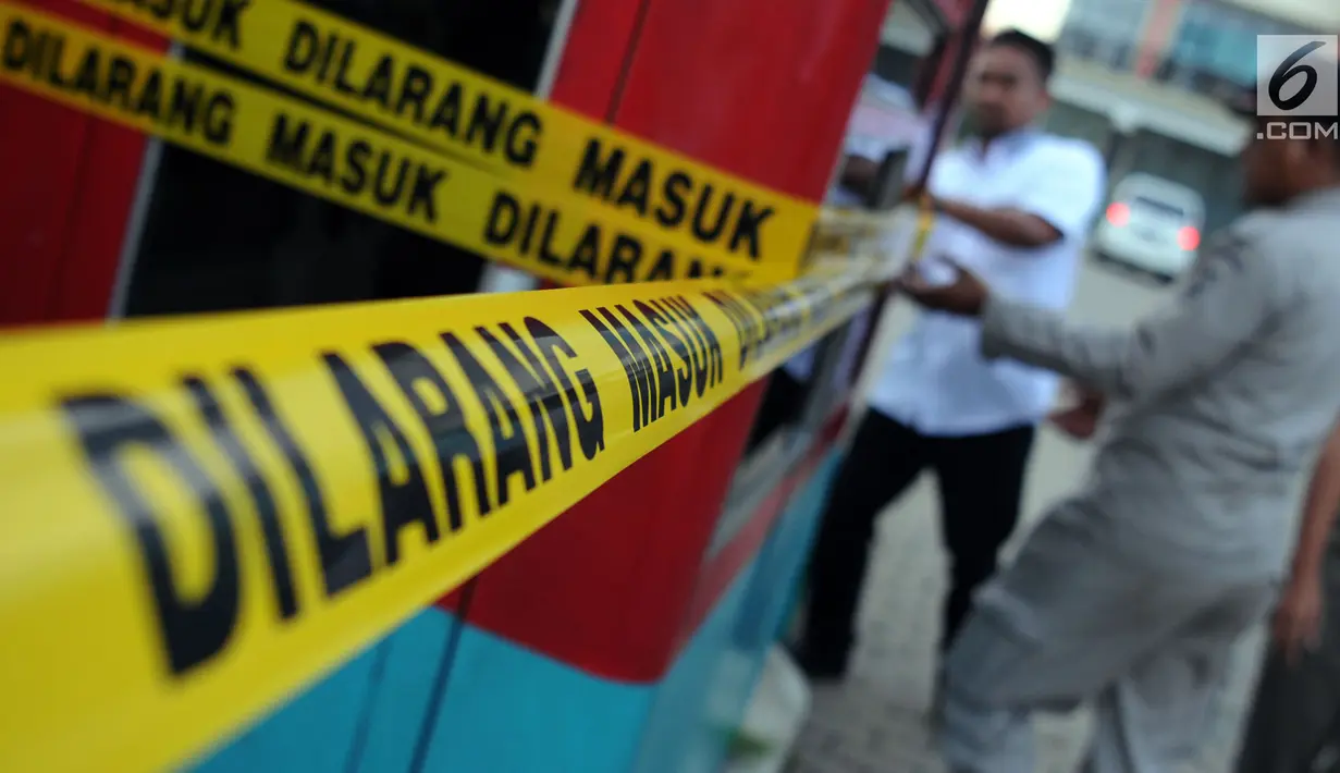Penyidik Pegawai Negeri Sipil (PPNS) bersama Satpol PP menyegel lahan parkir RSUD Kota Tangsel di Pamulang, Rabu (11/4). Akibat penyegelan pengendara sepeda motor terpaksa digratiskan untuk sementara. (Merdeka.com/Arie Basuki)