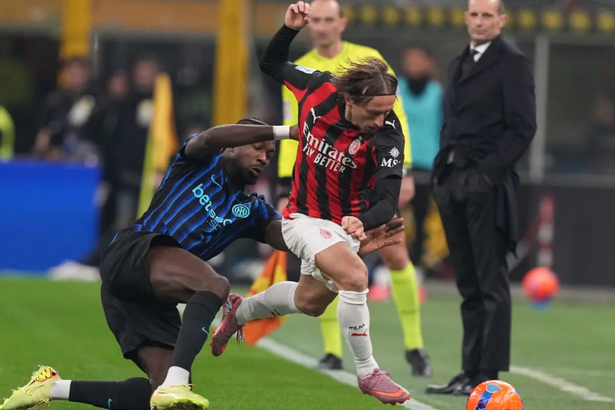 Marcus Thuram dari Inter Milan melakukan tekel terhadap Luka Modric dalam laga Serie A melawan AC Milan