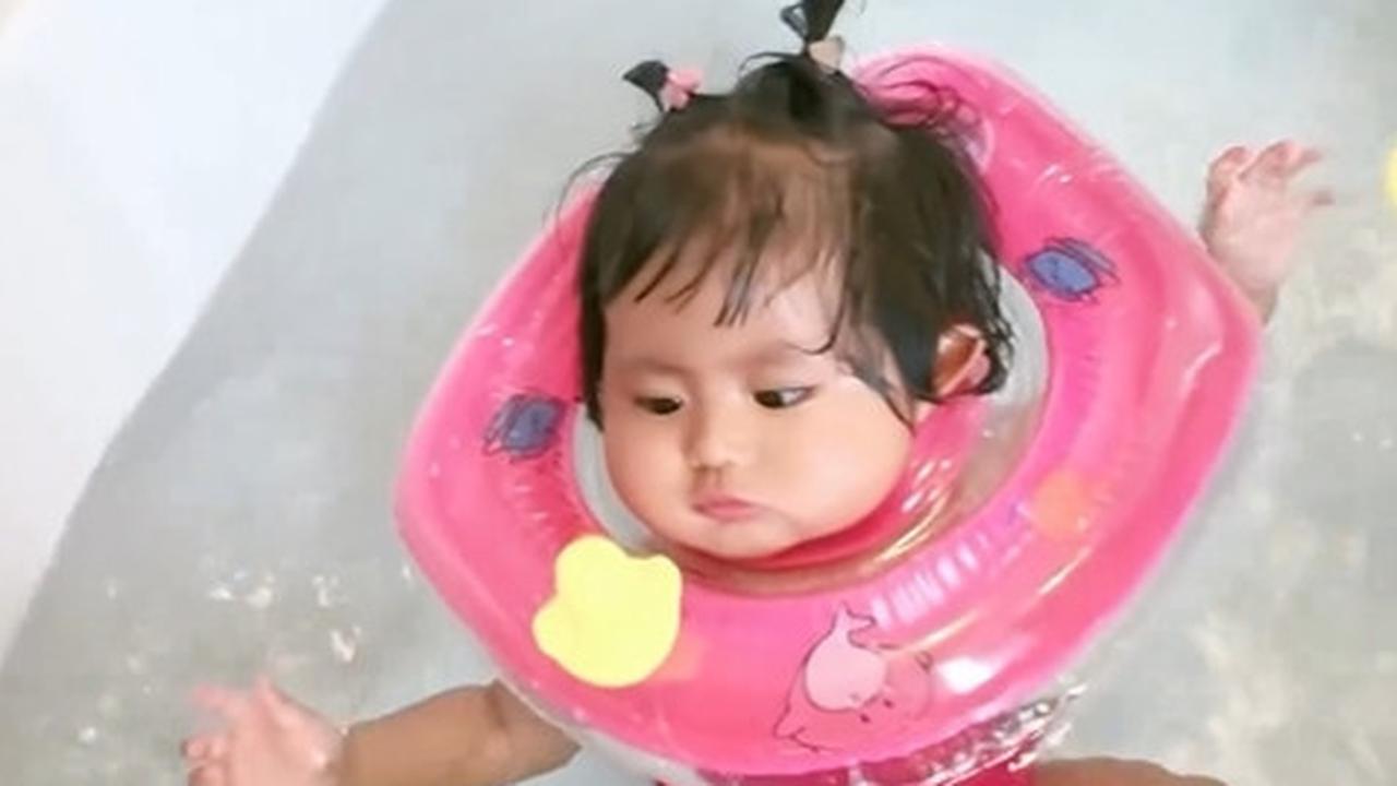 Ditemani oleh bebek-bebek dan mainan yang lucu, Cunda merasa semakin senang dan terhibur saat belajar renang di rumahnya.<br>