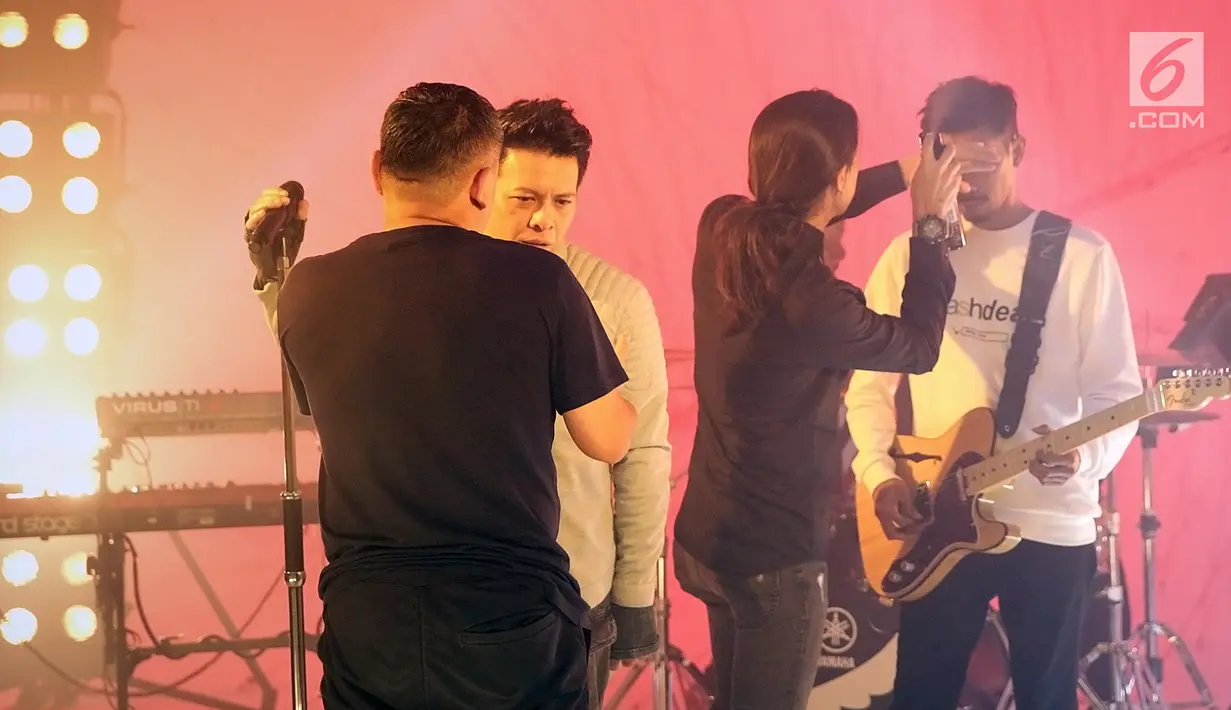 Vokalis dan gitaris NOAH, Ariel serta Lukman mendapat penanganan saat proses syuting video klip single bertajuk 'Wanitaku' di Musica Studio, Jakarta Selatan, Kamis (25/7/2019). Diakui Ariel, NOAH mulai menyesuaikan diri dengan musik kekinian. (Fimela.com/Bambang Ekoros Purnama)