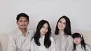 Warna lembut membuat tampilan seluruh keluarga terlihat begitu manis. Ririn mengenakan baju dengan model yang sama bersama dua buah hatinya. [Foto: Instagram. Ririn Ekawati]