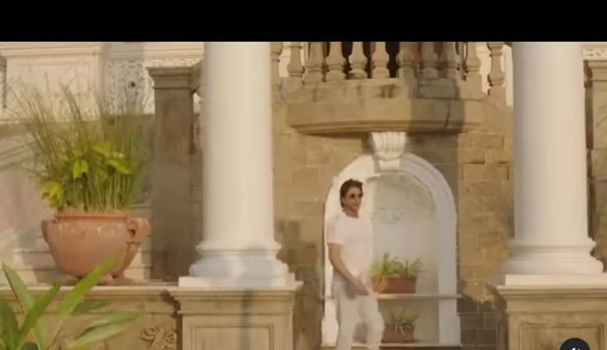Melihat ribuan orang memadati wilayah rumahnya, Shah Rukh Khan pun turun ke bawah dan keluar untuk menyapa mereka. (Foto: Instagram/@iamsrk)