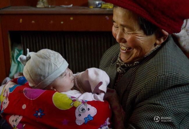 Nenek Kong tampak bahagia bersama putri bungsu yang diadopsinya sejak satu bulan lalu | Photo: Copyright shanghaiist.com