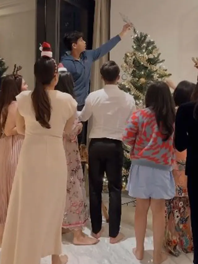 6 Potret Keseruan Jessica Mila Hias Pohon Natal Bareng Kakak Ipar dan Mertua