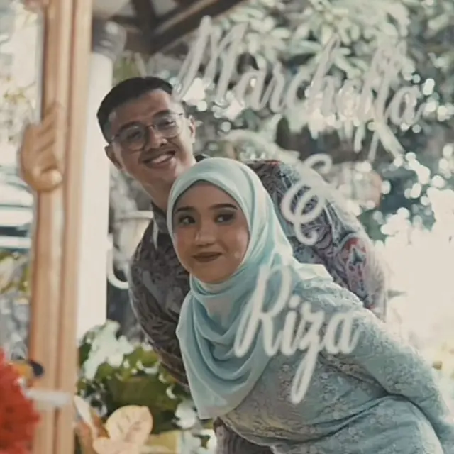 Marchella dan Riza, pasangan dari teman rombongan umrah yang akan berlanjut ke pelaminan.