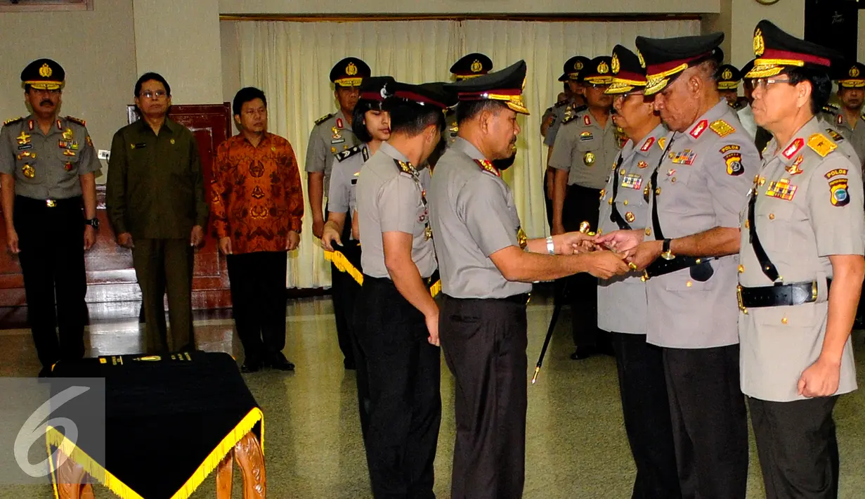 Badrodin Haiti memberikan tongkat komanda kepada Kapolda Papua yang baru Brigjen Pol Paulus Waterpaw saat serah terima jabatan di Mabes Polri, Jakarta, Jumat (31/7/2015). (Liputan6.com/Yoppy Renato)