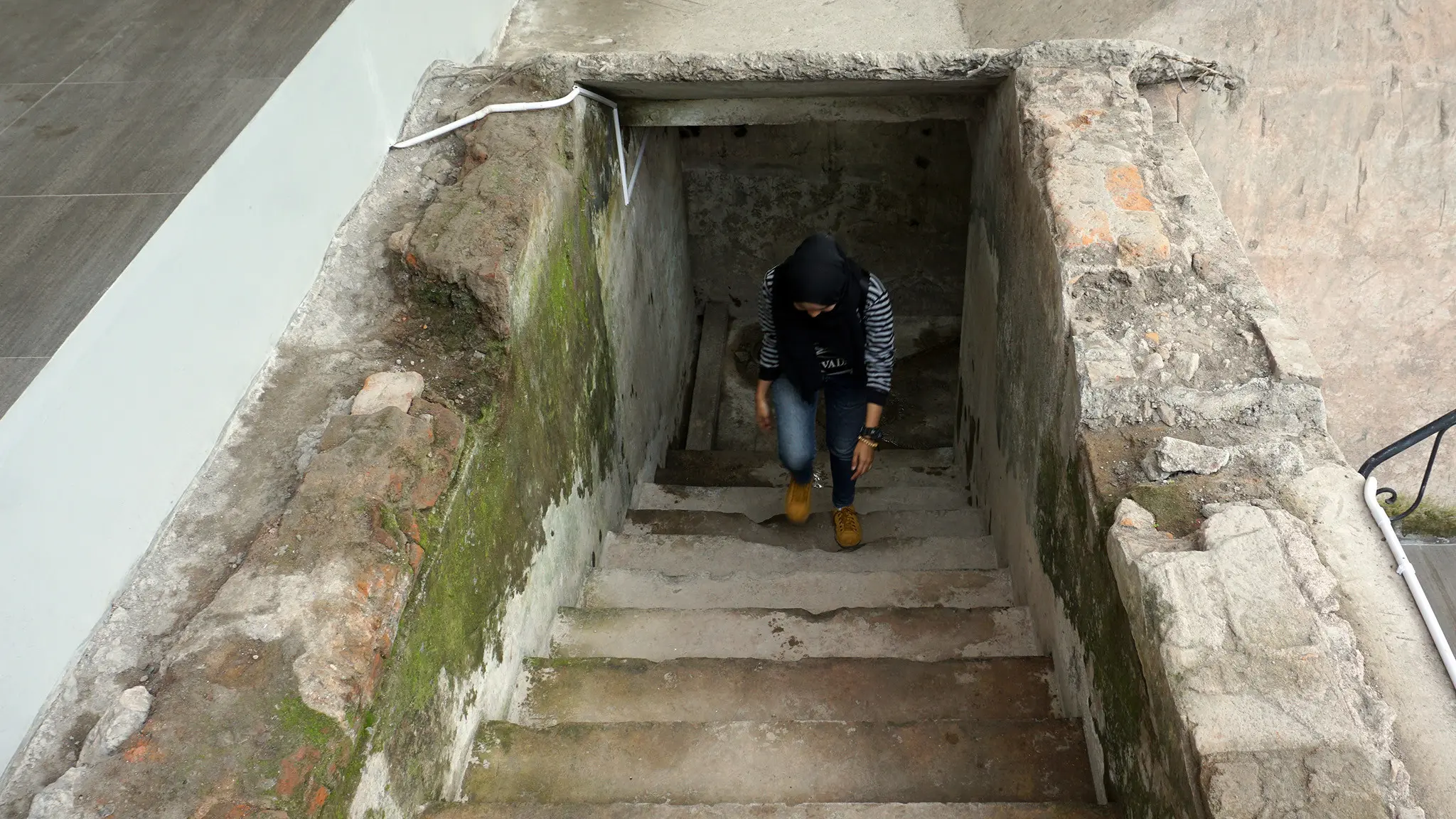 Pengunjung sedang keluar dari bungker peninggalan kolonial Belanda melalui tangga yang terdapat di setiap lorong.(Liputan6.com/Fajar Abrori)