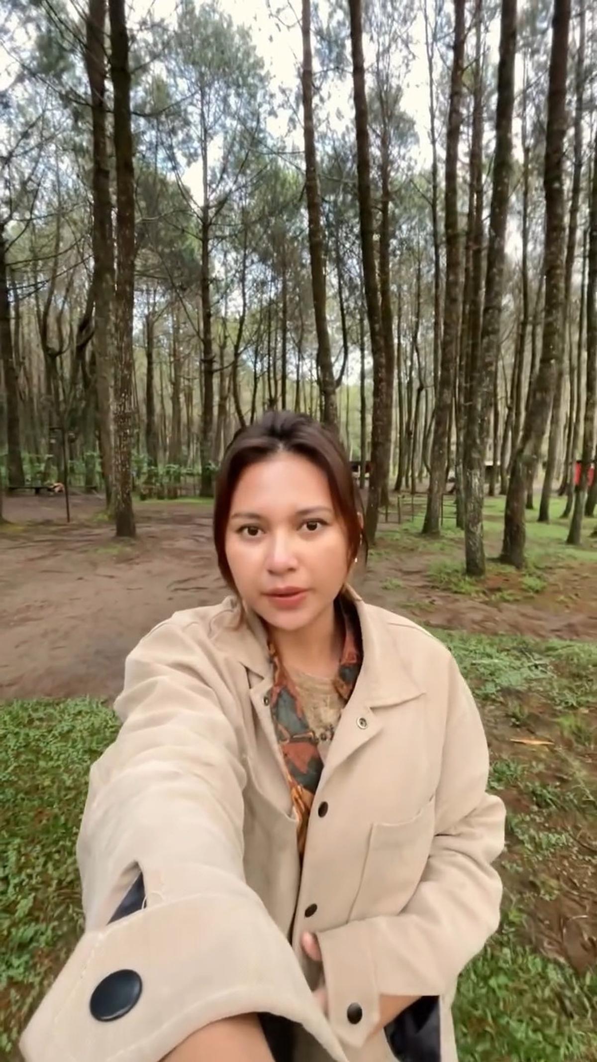 Potret Indah Permatasari dan Arie Kriting Healing di Hutan, Netizen Kepo Lokasinya