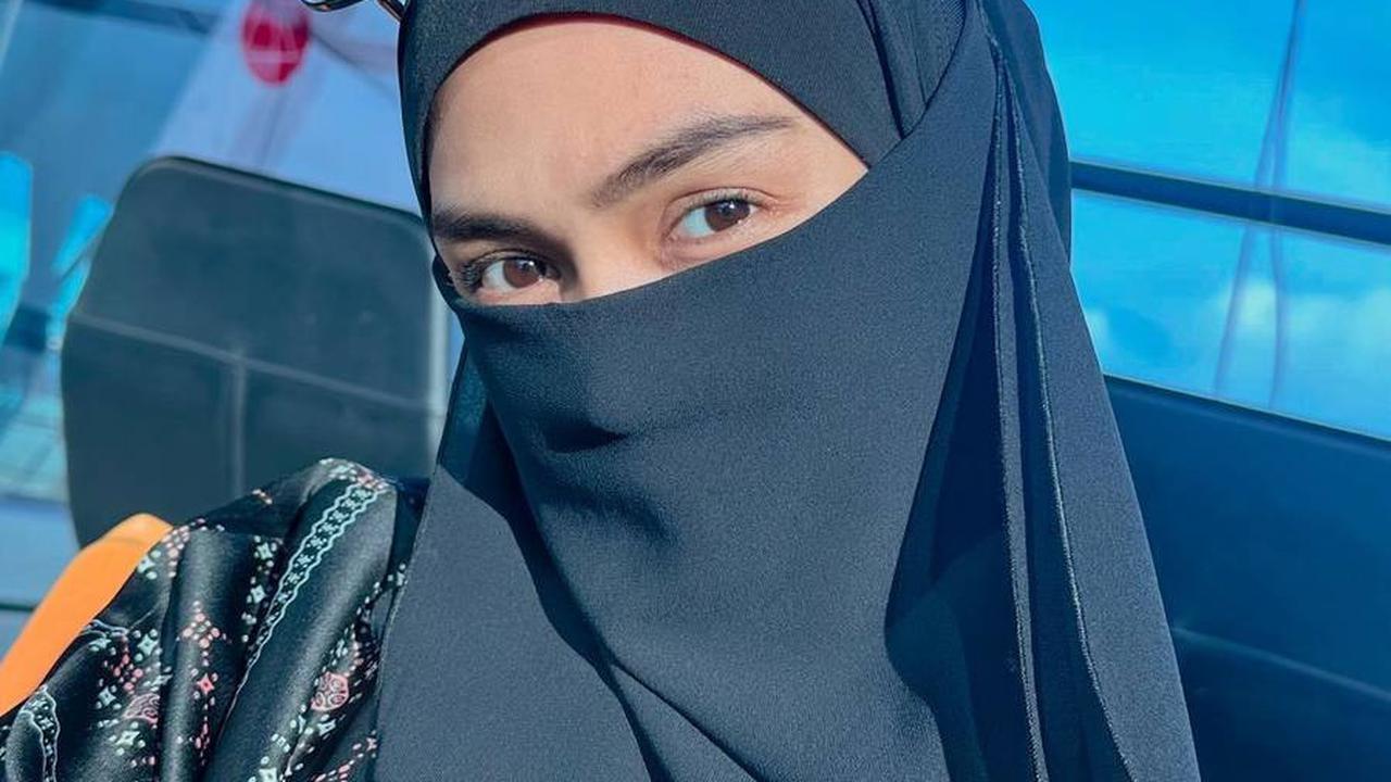 Di Tengah Isu Keretakan Rumah Tangga, Begini Potret Ria Ricis dan Teuku Ryan Umrah Bersama Keluarga Besar
