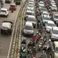 Kendaraan terjebak kemacetan saat melintas di Jalan KH Abdullah Syafei, Jakarta, Selasa (14/5). Tingginya antusias warga yang ingin berbuka puasa di rumah selama Ramadan menyebabkan sejumlah ruas jalan di Ibu Kota mengalami kemacetan lebih awal. (Liputan6.com/Immanuel Antonius)