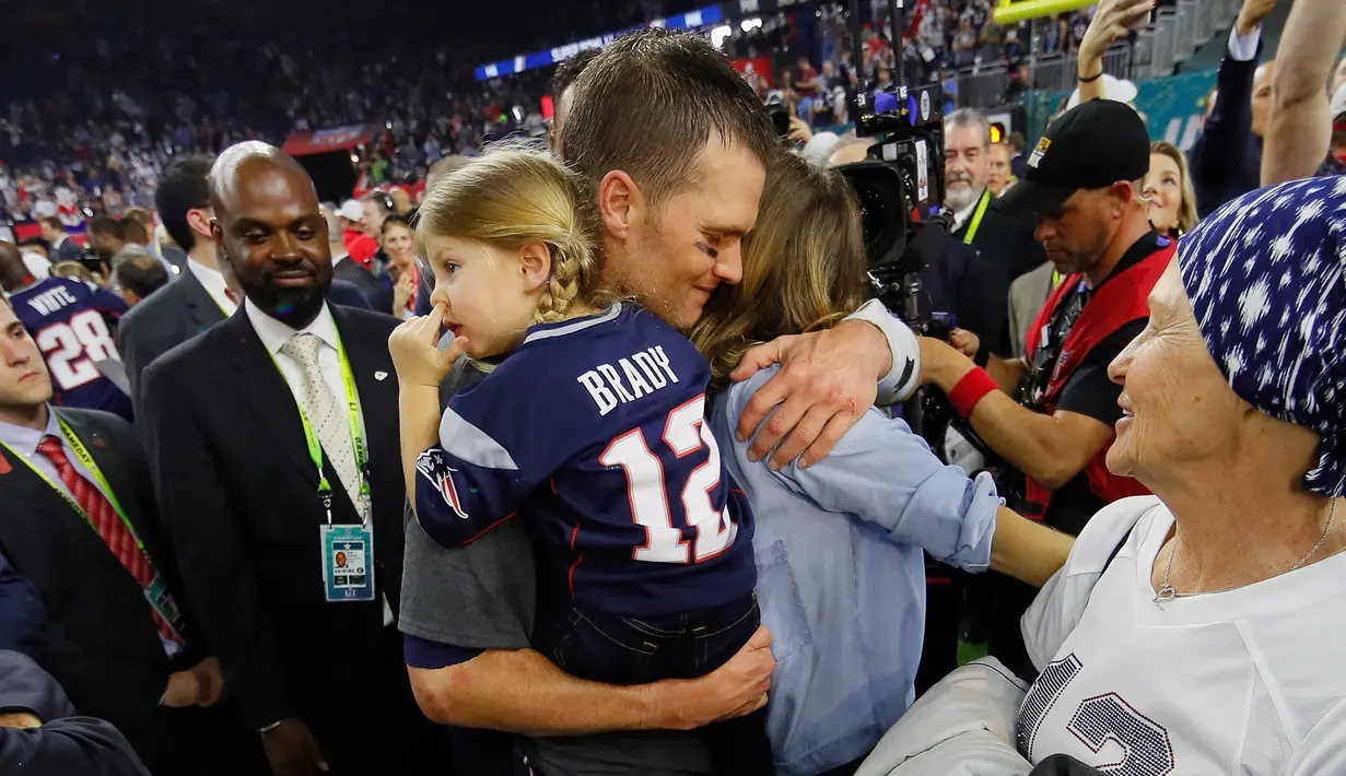 Pemain New England Patriots, Tom Brady memeluk Gisele Bundchen dan putrinya usai pertandingan antara Falcons Atlanta dan New England Patriots di Super Bowl LI di Stadion NRG, Houston, AS (5/2). (Kevin C. Cox / Getty Image / AFP)