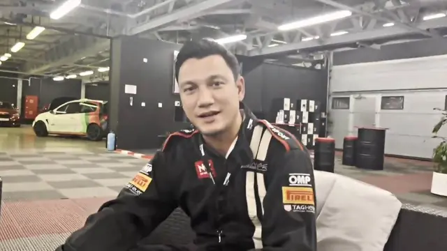 Tampil Keren, Ini 7 Gaya Christian Sugiono Jajal Mobil F1 di Dubai