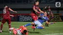 Kiper Borneo FC Angga Saputro (kiri) merebut bola dari penyerang Persib Bandung Wander Luiz saat laga pekan keempat BRI Liga 1 2021/2022 di Stadion Indomilk Arena, Tangerang, Kamis (23/9/2021). Laga berakhir dengan skor 0-0. (Bola.com/Bagaskara Lazuardi)