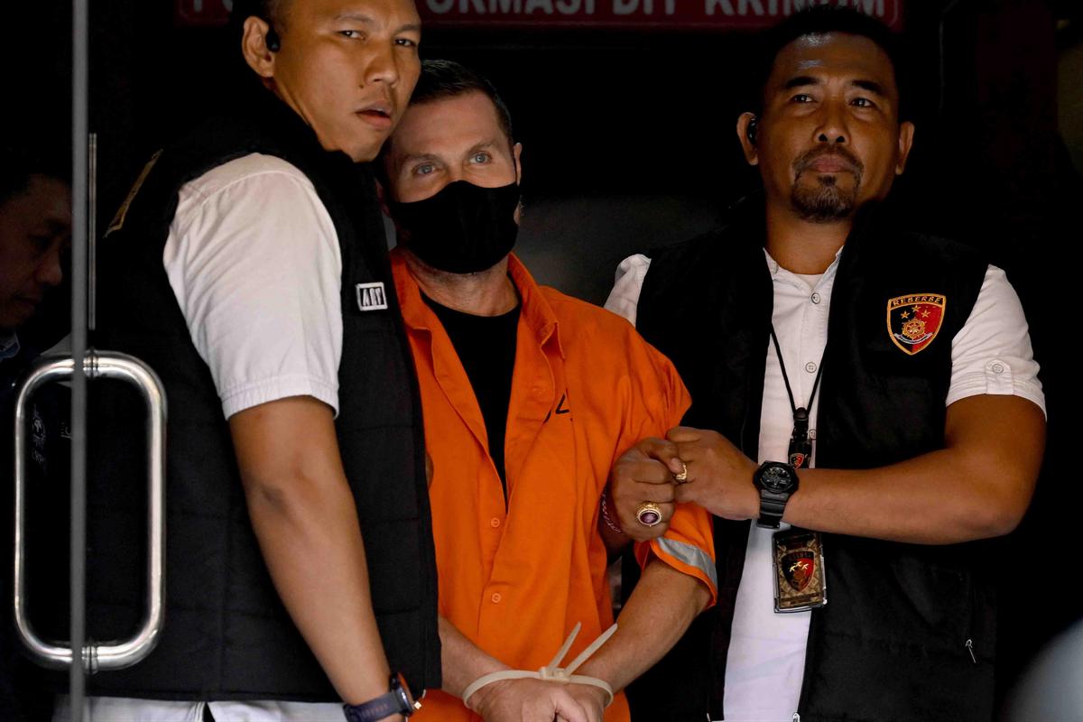 FOTO: Polri Amankan Buronan Internasional Sindikat Narkoba di Bandara Bali