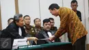 Gubernur DKI Jakarta, Basuki Tjahaja Purnama (Ahok) memberikan berkas saat sidang kasus dugaan penistaan agama di Gedung Kementerian Pertanian, Jakarta, Selasa (25/4). Sidang beragendakan pembacaan pledoi. (Liputan6.com/Miftahul Hayat/Pool)