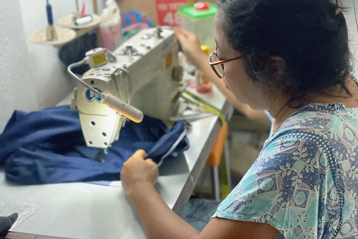 Wati (51), yang merupakan mantan buruh yang terkena PHK kini merintis usaha jahit di rumahnya