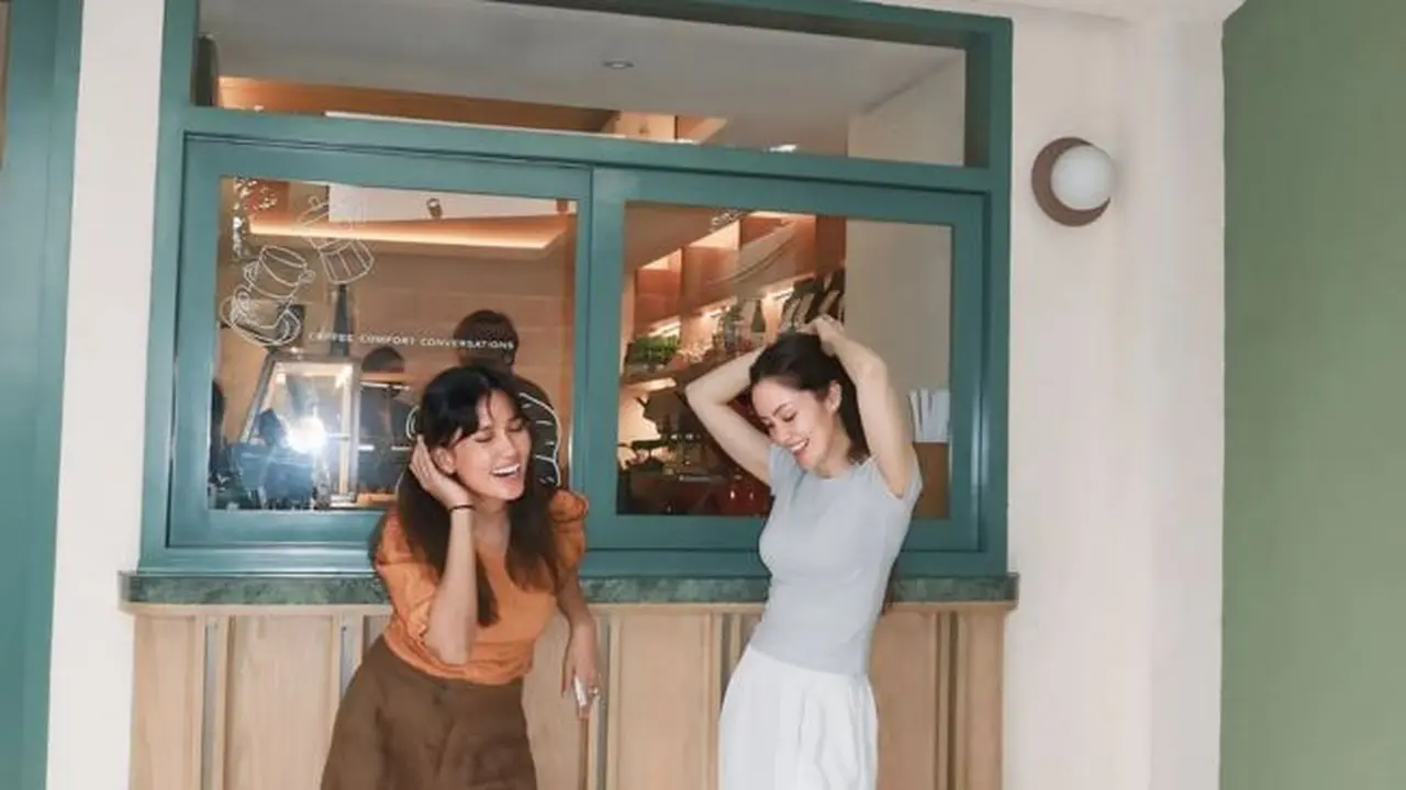 Potret Duo Cantik Cathy Sharon dan Titi Radjo Padmaja (credit: instagram/cathysharon)