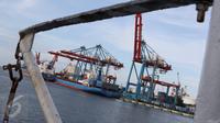 Aktivitas bongkar muat di Pelabuhan Tanjung Priok, Jakarta, Selasa (25/10). Kebijakan ISRM diharapkan dapat meningkatkan efisiensi pelayanan dan efektifitas pengawasan dalam proses ekspor-impor. (Liputan6.com/Immaniel Antonius)