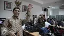 MenPANRB Yuddy Chrisnandi berbincang dengan wartawan di Kompleks Istana kepresidenan, Jakarta, Jumat (13/5). Tinjauan tersebut dilakukan untuk melihat aktifitas para wartawan saat menunggu agenda kegiatan kepresidenan. (Liputan6.com/Faizal Fanani)