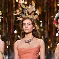 Di 2017 ini, ada tren flower crown alias mahkota bunga yang bakal nge-tren. Coba deh lihat, kelihatan lebay nggak sih modelnya? (Via: elle.com)