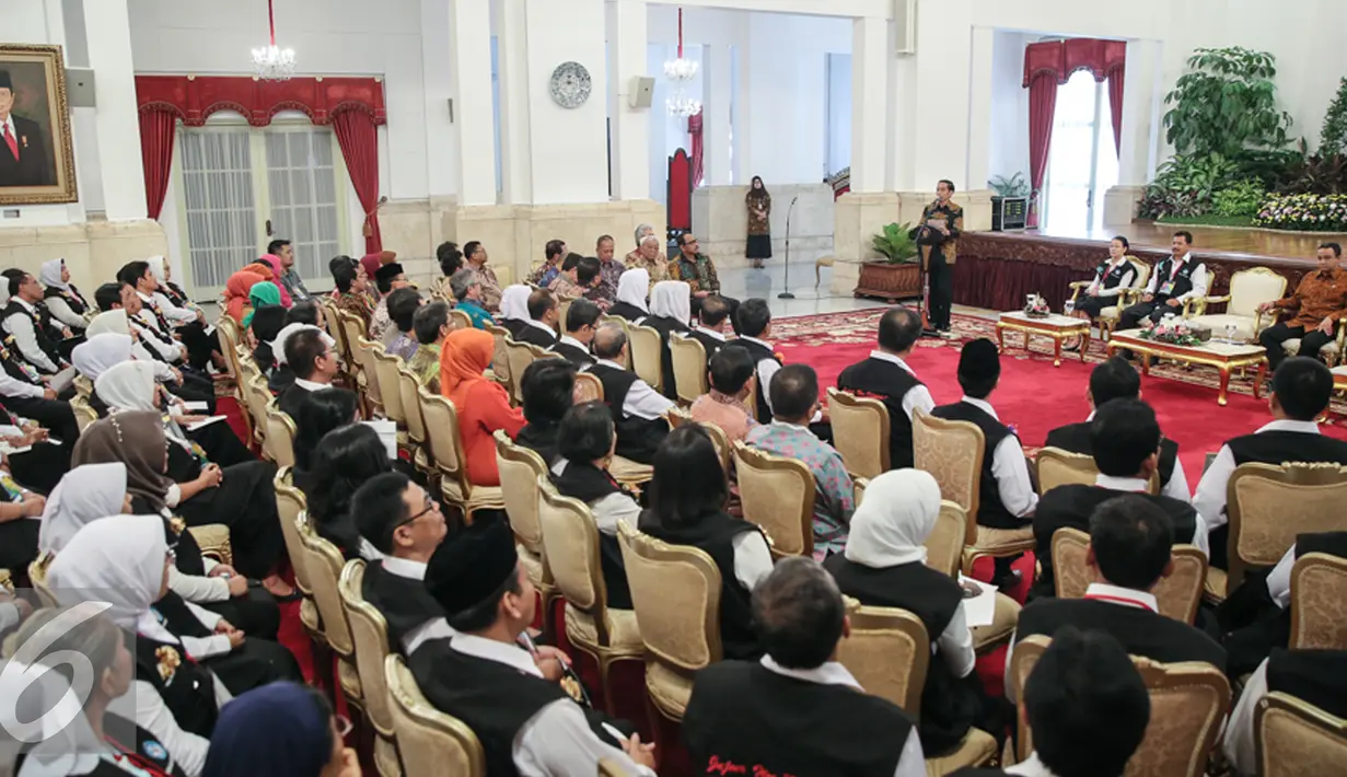 Sejumlah kepala sekolah penerima Anugerah Integritas Ujian Nasional hadir di Jakarta, Senin (21/12). Sebanyak 503 kepala sekolah penerima Anugerah Integritas Ujian Nasional seluruh Indonesia hadir silaturahmi ke Presiden. (Liputan6.com/Faizal Fanani)