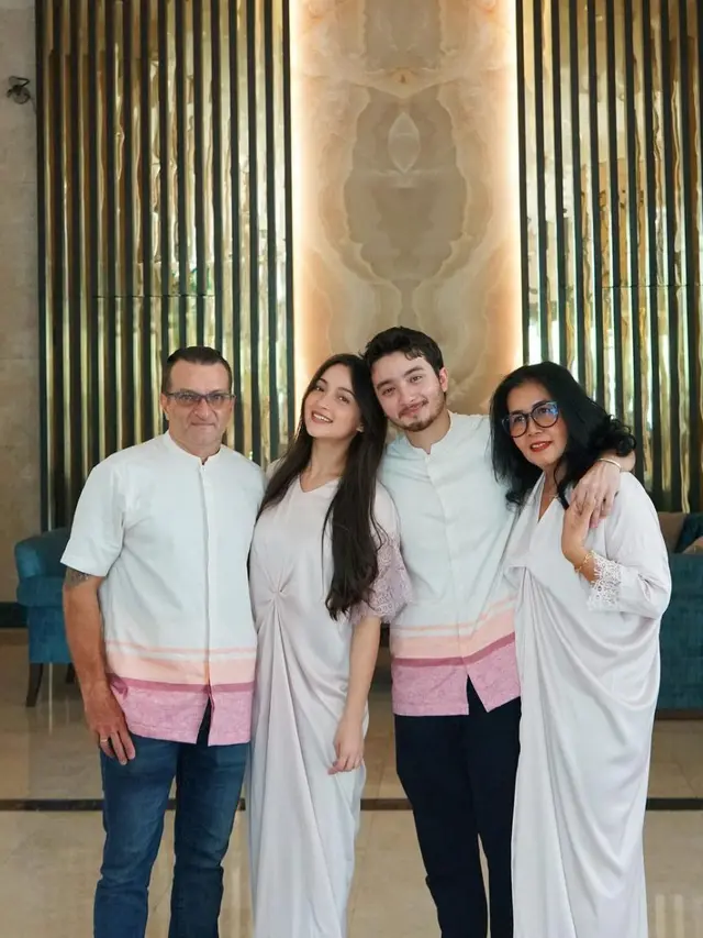 10 Potret Seleb Rayakan Lebaran dengan Keluarga, Outfitnya Kompak
