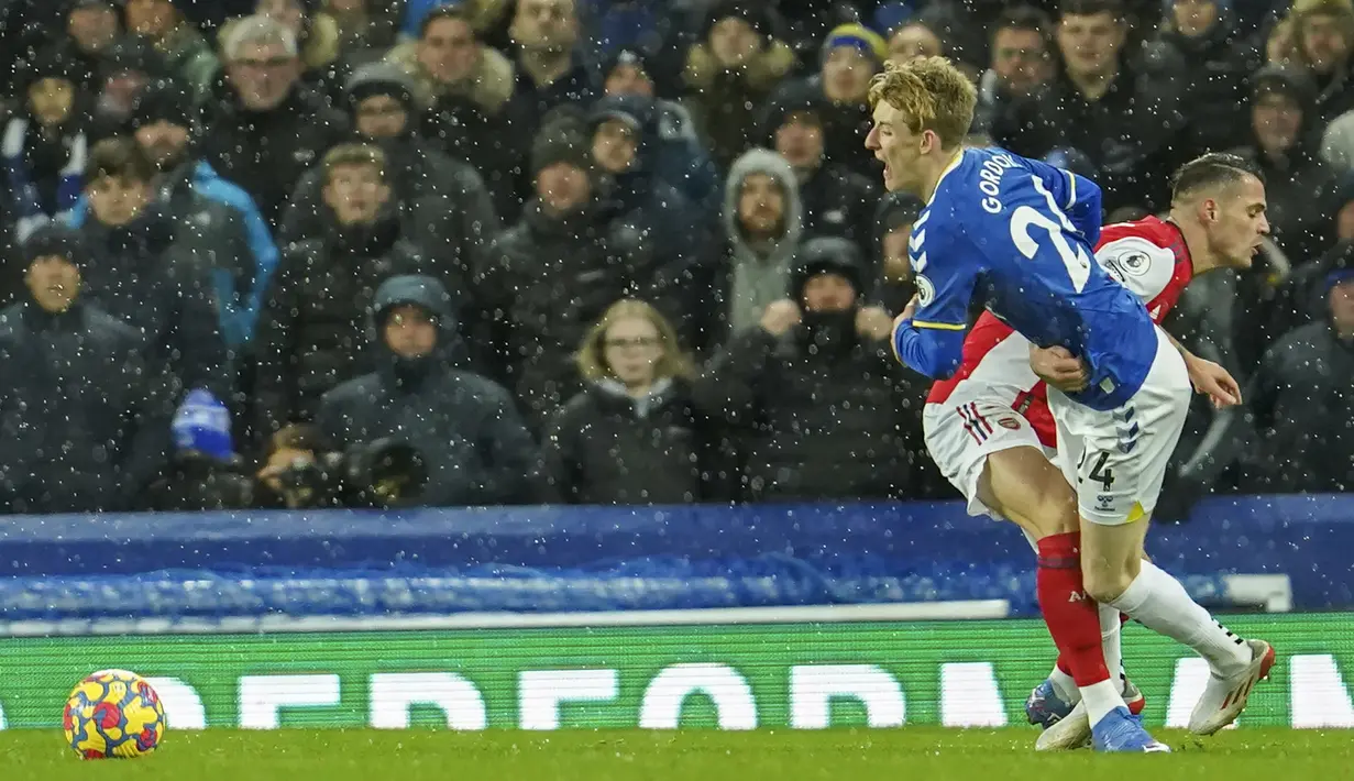 Everton kembali memperoleh peluang pada menit ke-35. Tembakan Anthony Gordon (kiri) usai menerima umpan Richarlison masih mampu diblok bek Arsenal. (AP/Jon Super)
