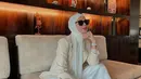 Paula Verhoeven padukan blazer nude dengan celana dan kerudung lilit putih. Tampilan netralnya terlihat slay dengan sematan sunglasses [@paula_verhoeven]