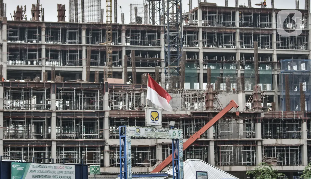 Aktivitas pekerja saat menyelesaikan proyek pembangunan rumah susun sewa (Rusunawa) Ujung Menteng di Jalan Inspeksi KBT, Jakarta, Kamis (5/11/2020). Rusunawa Ujung Menteng yang dibangun oleh PT Brantas Abipraya (Persero) itu ditargetkan rampung pada 2021. (merdeka.com/Iqbal Nugroho)