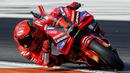 Pembalap Italia Francesco Bagnaia dari Tim Ducati Lenovo mengemudikan sepeda motornya saat balapan MotoGP Valencia 2023, balapan terakhir musim ini, di Sirkuit Ricardo Tormo, Cheste dekat Valencia, Spanyol, Minggu (26/11/2023). (AP Photo/Alberto Saiz)