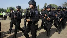Petugas Kepolisian RI berbaris selama parade keamanan dalam persiapan untuk gelaran Annual Meetings IMF-World Bank di Bali, Kamis (4/10). Indonesia menjadi tuan rumah Pertemuan tahunan IMF dan Bank Dunia pada 8 - 14 Oktober 2018. (AP/Firdia Lisnawati)