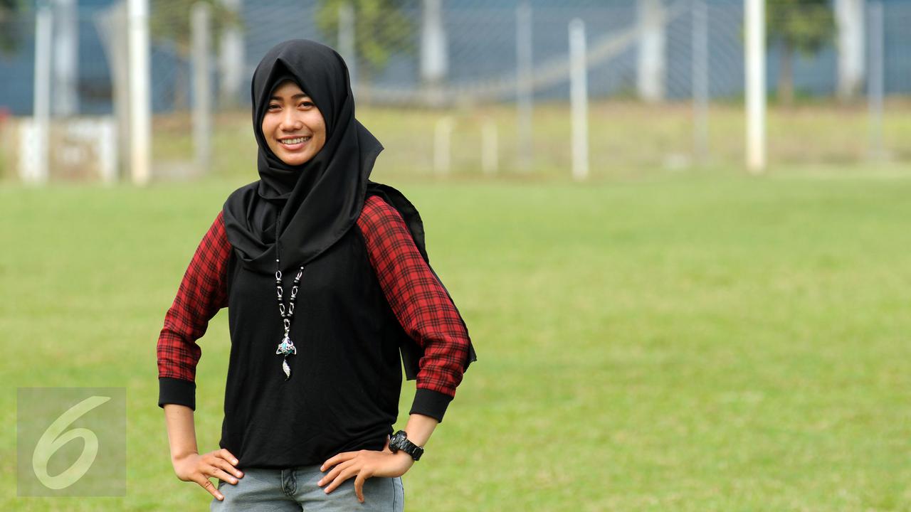 20151111-Nur Holisah Wasit Wanita Berhijab-Jakarta- Helmi Fithriansyah